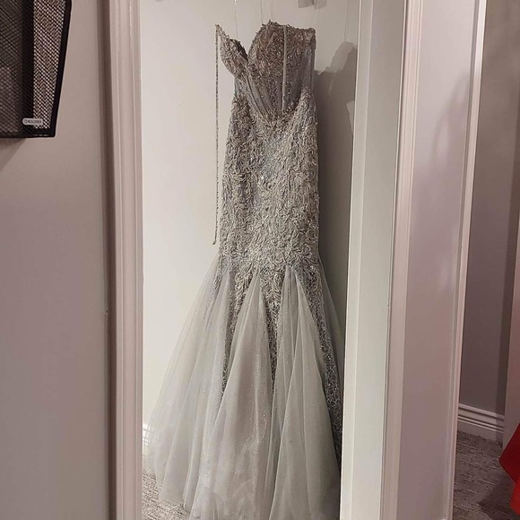 Mori Lee Prom/Wedding dress. Corset bodice with tulle and sparkles. Mermaid fit. - Picture 6 of 10